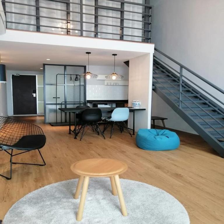 Deluxe Family Duplex Studio